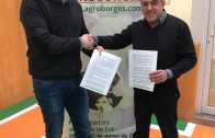 Xavier Minguet i Enric Mir després de signar el conveni de patrocini de la Fira de l’Oli i les Garrigues 2018 a la seu d’AgroBorges