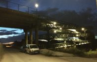 La nova il·luminació de la passarel·la de la via del tren de les Borges
