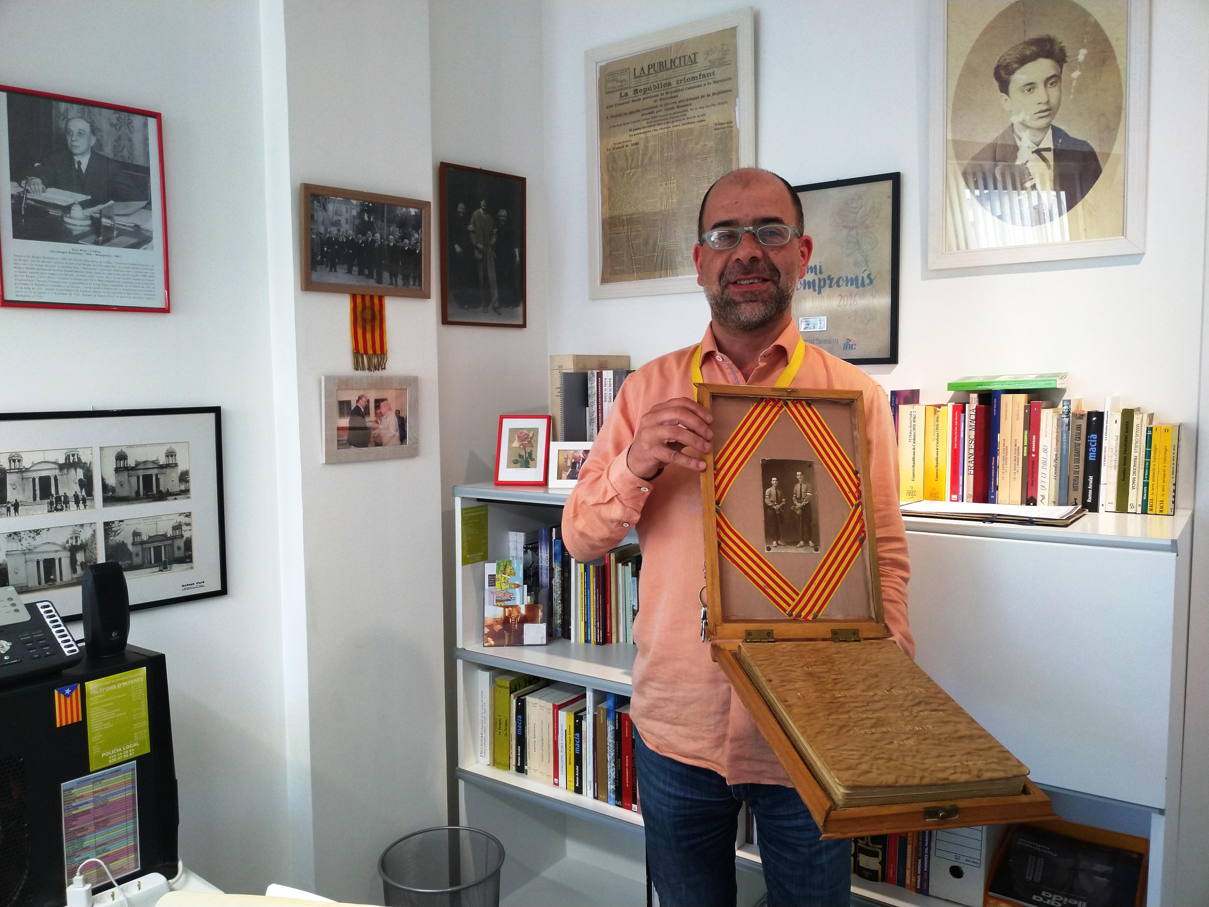 L’Espai Macià rep un llibre inèdit de dedicatòries al President