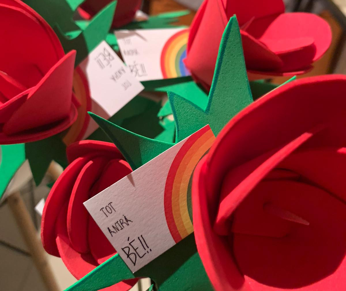 Una cinquantena de joves de les Garrigues elaboren roses de Sant Jordi solidàries