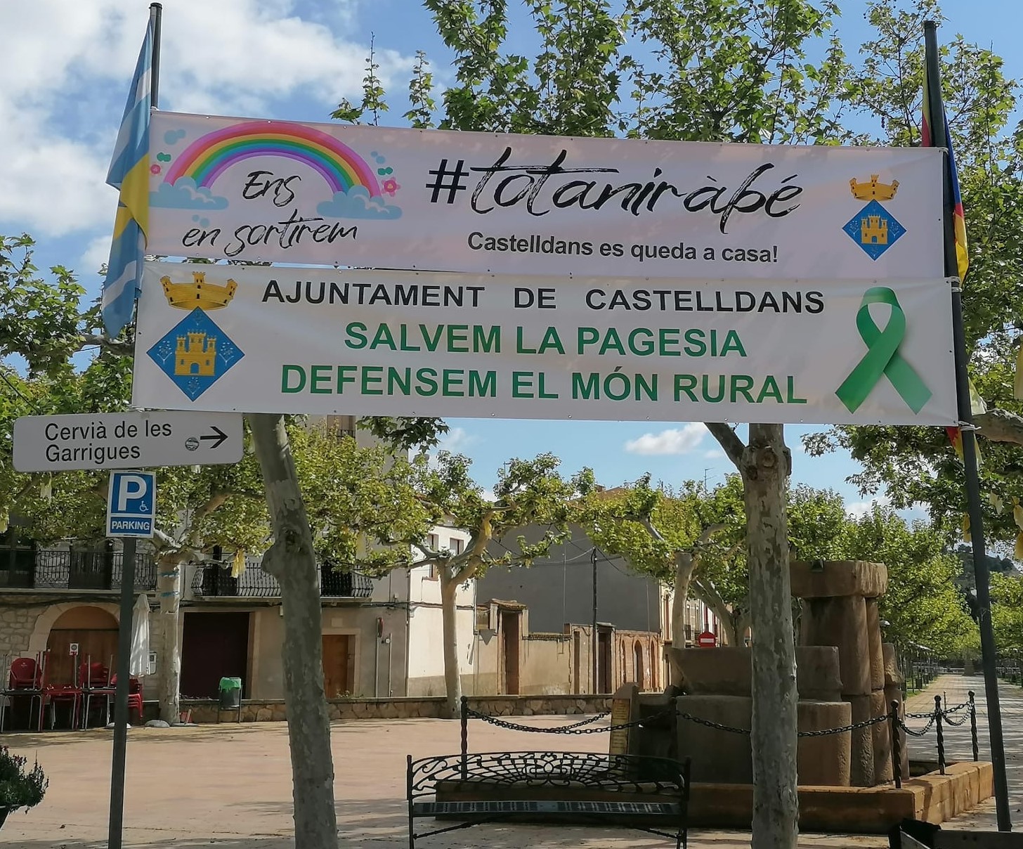 Castelldans celebra el Sant Jordi als balcons de casa i amb regals per als majors de 80 anys