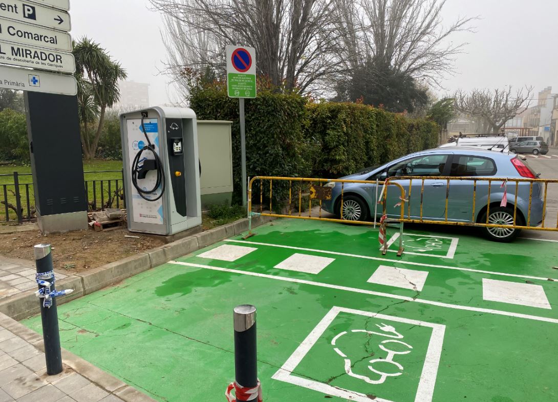 Acaba la instal·lació de l’estació de recàrrega de vehicles elèctrics al Parc del Terrall de les Borges Acaba la instal·lació de l’estació de recàrrega de vehicles elèctrics al Parc del Terrall de les Borges