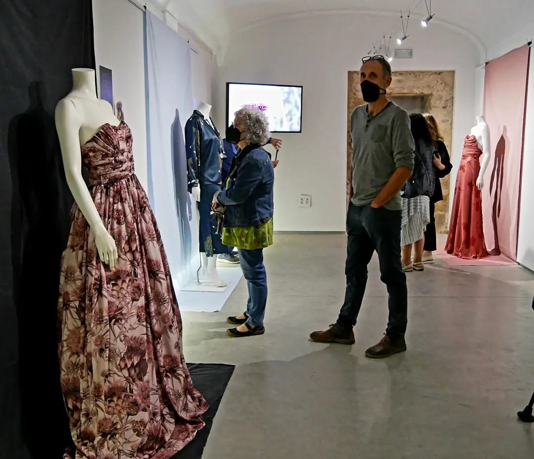 El Centre de l’oli de la Granadella inaugura una exposició de l’artista local Sissi Salinas, “Caos”