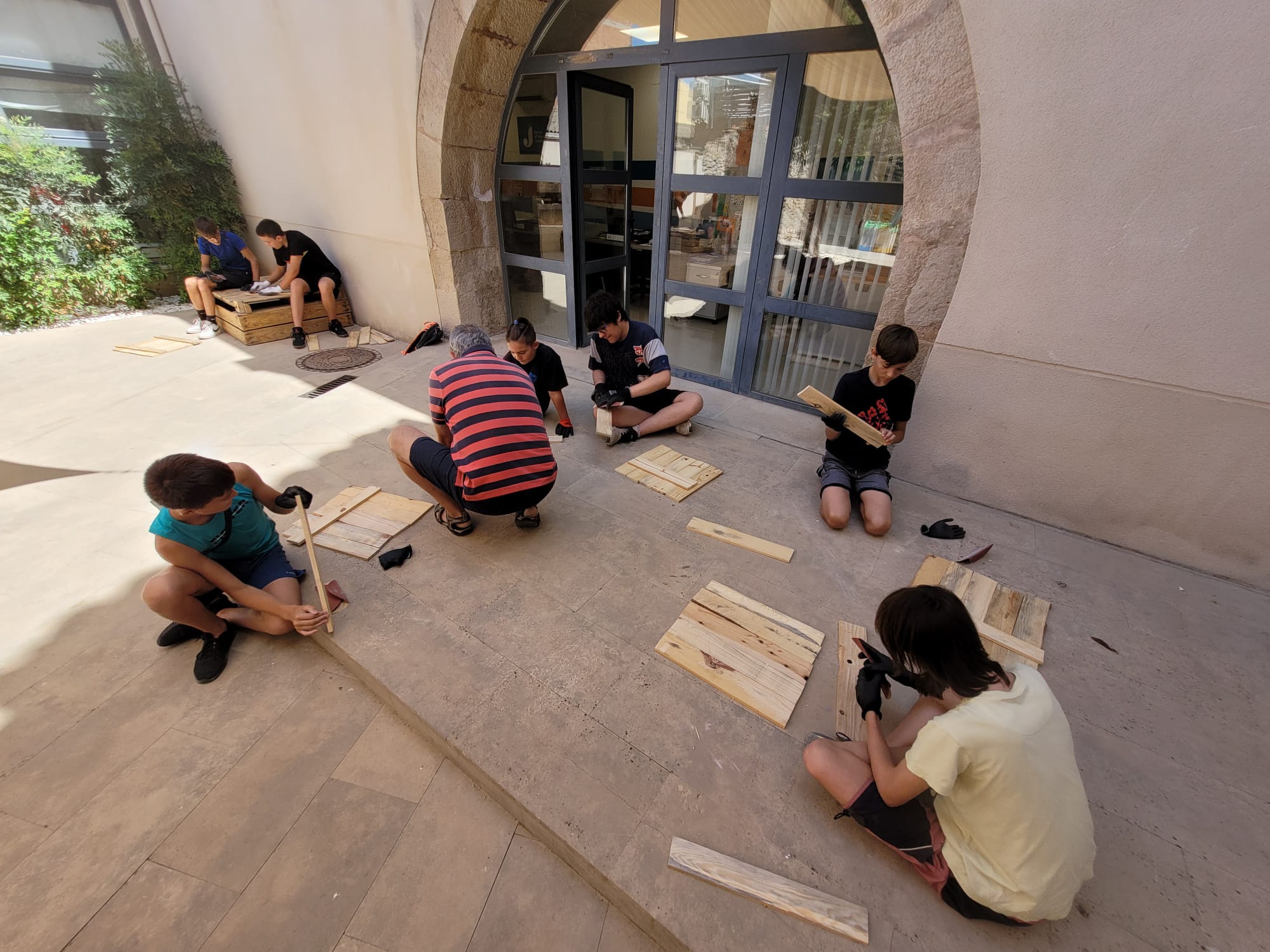 El jovent de les Borges millorarà la placeta de les Escoles de la República en el segon camp de treball per a nois i noies