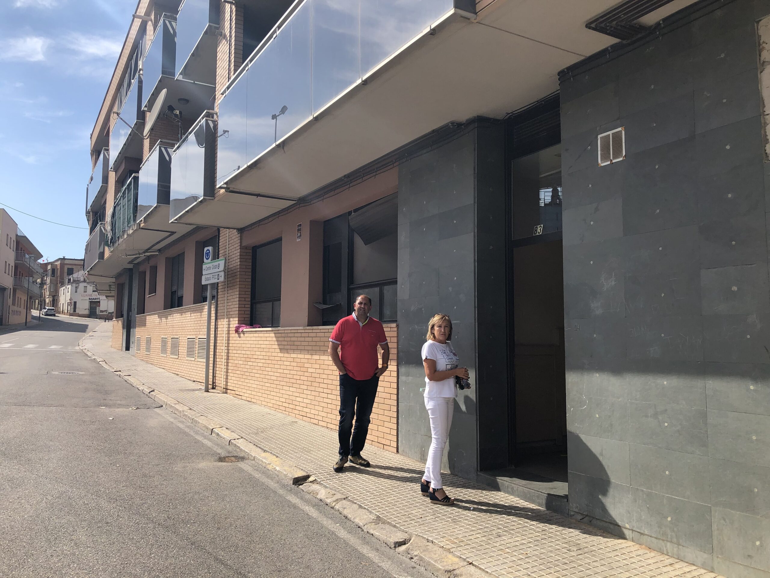 Núria Palau i el regidor Jordi Ribalta, al bloc de pisos ocupat (2)