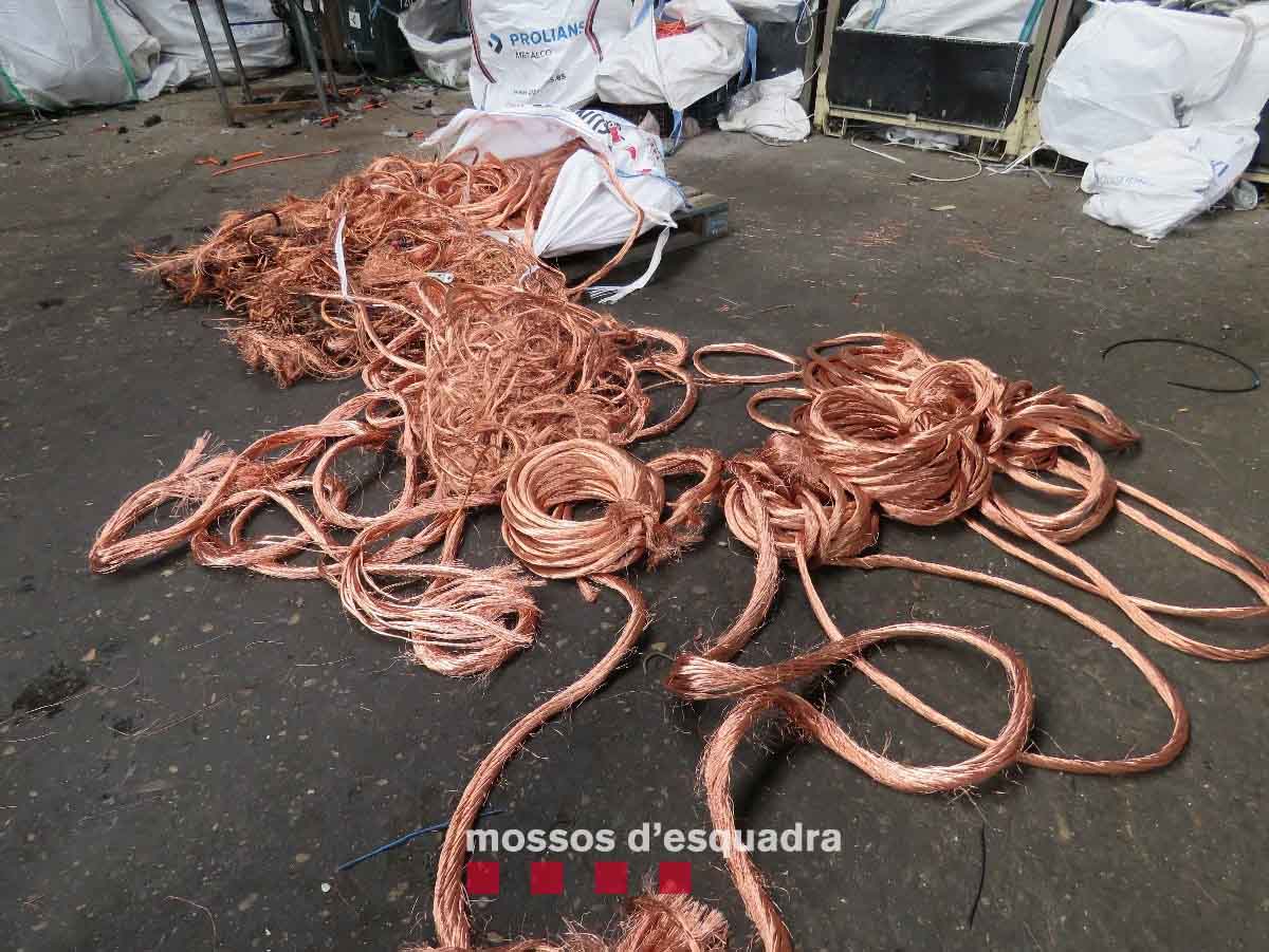 Els Mossos detenen cinc membres d’un grup criminal especialitzat en robatoris de coure en empreses del Pla d’Urgell i les Garrigues Els Mossos detenen cinc membres d’un grup criminal especialitzat en robatoris de coure en empreses del Pla d’Urgell i les Garrigues