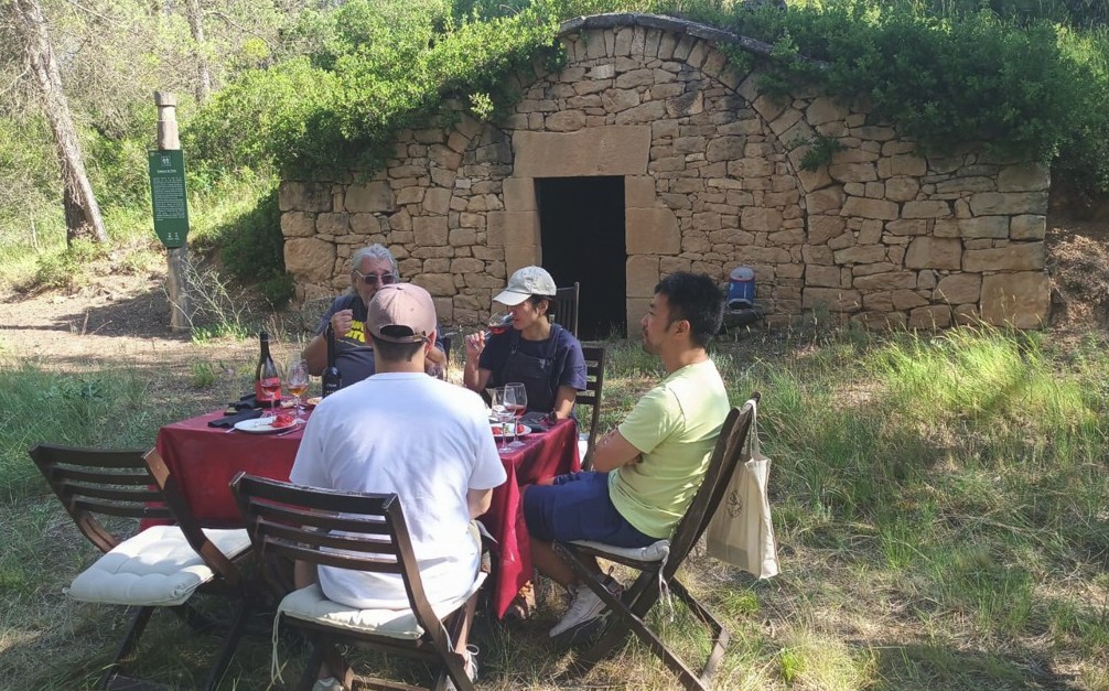 Un grup de japonesos inaugura la Cabana del Perdiuet, un nou espai gastronòmic i cultural a Tarrés